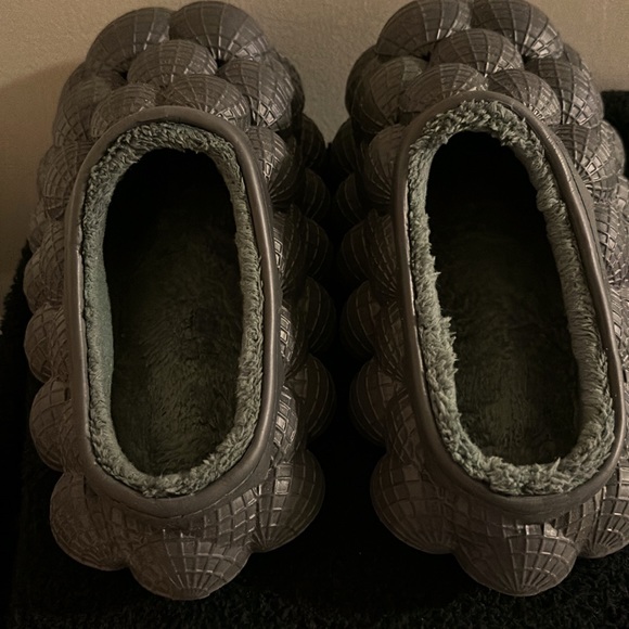 NWOT - Message Bubble Slides with Fur           (Color Black/Charcoal) - Picture 5 of 7